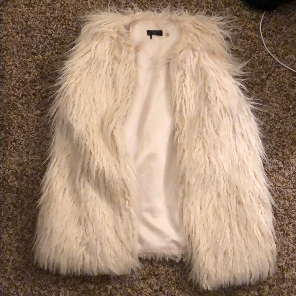 Faux fur cream vest with pockets !